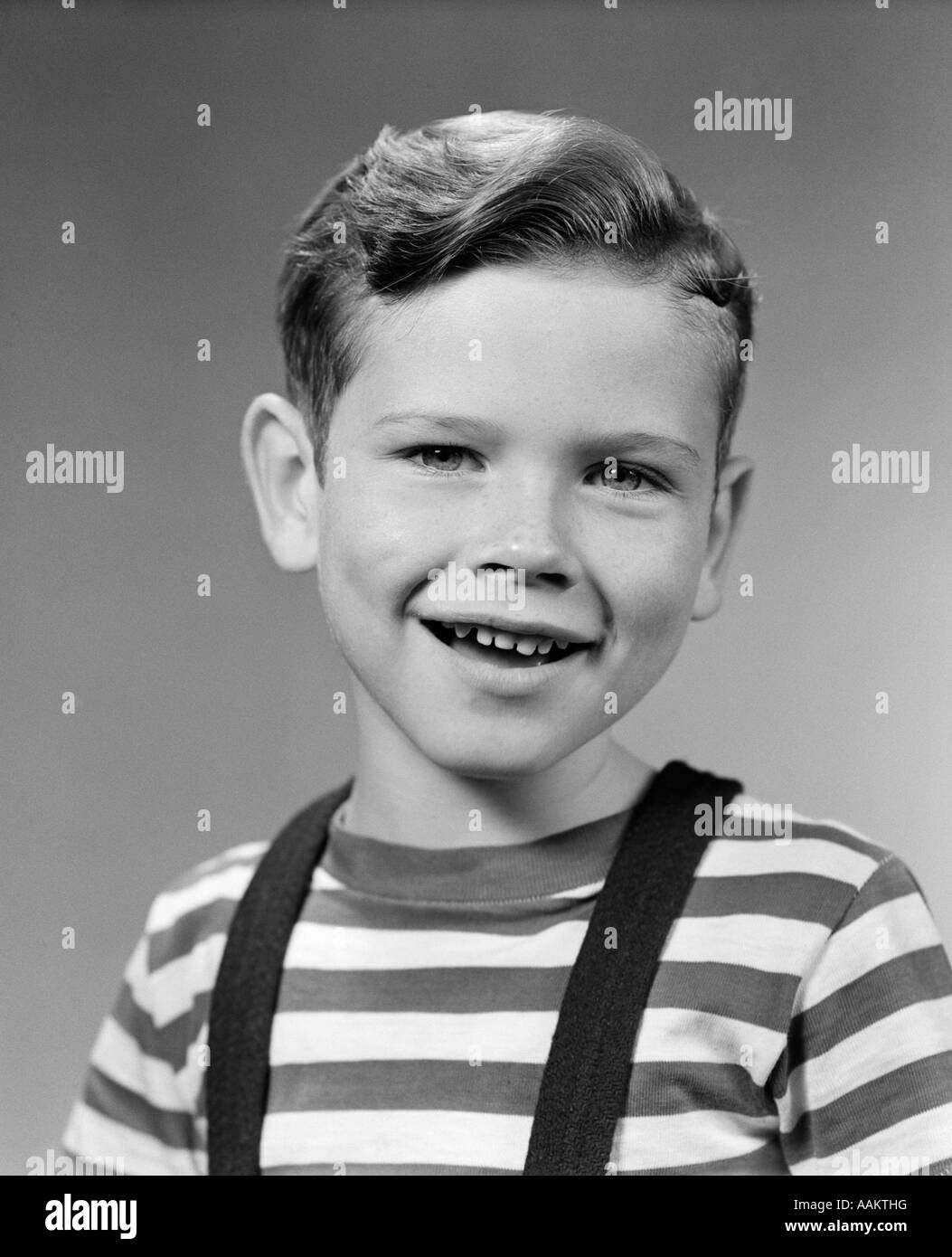 Années 1940 Années 1950 SMILING HAPPY BOY PORTRAIT PORTER BRETELLES TEE  SHIRT RAYÉ Photo Stock - Alamy