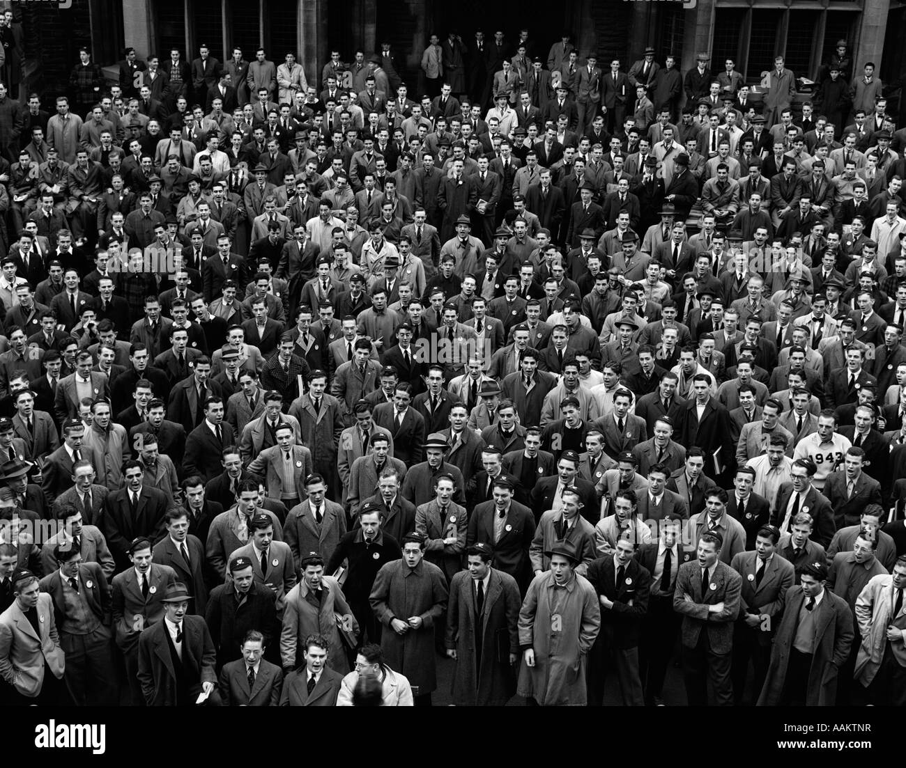 1940 FOULE D'HOMMES VU DE DESSUS LE CHANT AU COLLEGE UN ÉVÉNEMENT SPORTIF Banque D'Images