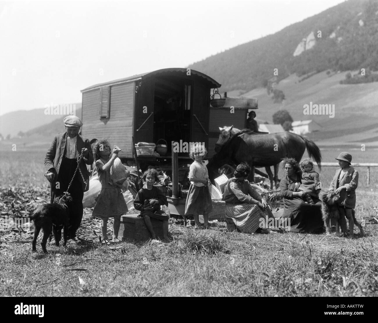 1930 SWISS NOMADES AVEC ROULOTTE habillés en vêtements de paysans dans la région de prairie alpine VALLEY Banque D'Images