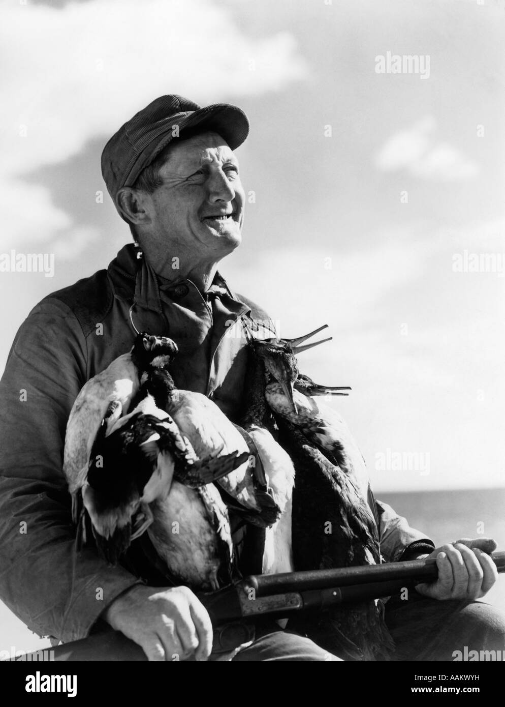 Années 1930 Années 1940 PORTRAIT SENIOR MAN HOLDING SHOTGUN ET CANARDS MORTS, BARNEGAT BAY, NEW JERSEY, USA Banque D'Images