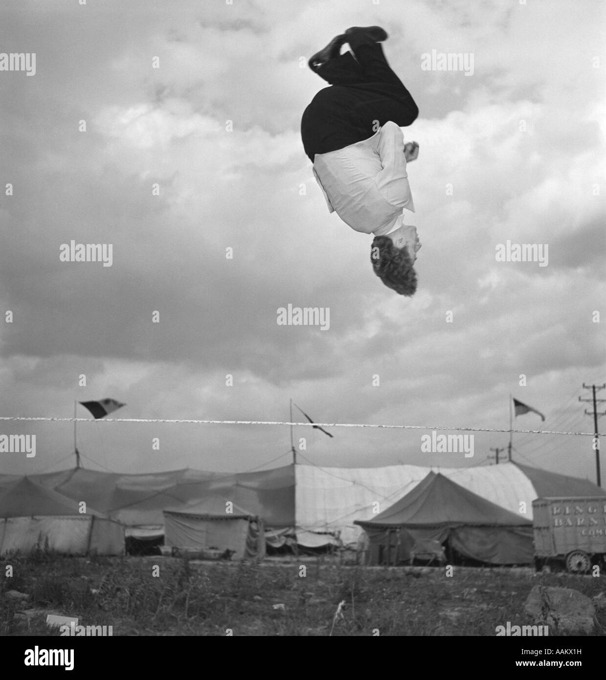 1950 HOMME FUNAMBULE SAUTANT HOOP apparaît en suspension dans l'air à  l'ENVERS Photo Stock - Alamy