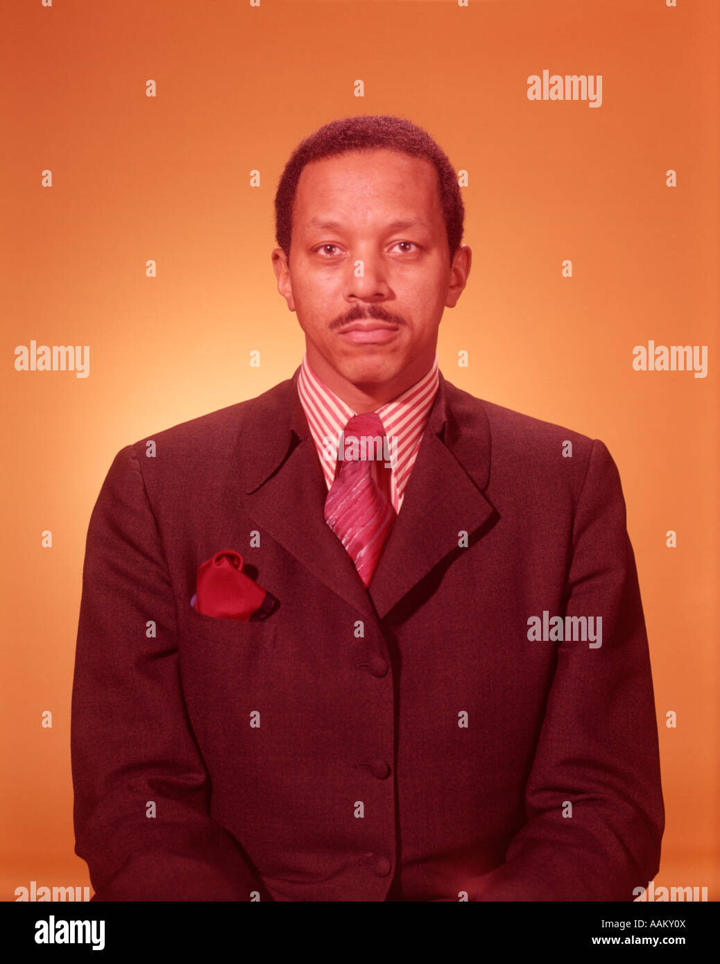 1960 PORTRAIT AFRICAN AMERICAN MAN WEARING SUIT Banque D'Images