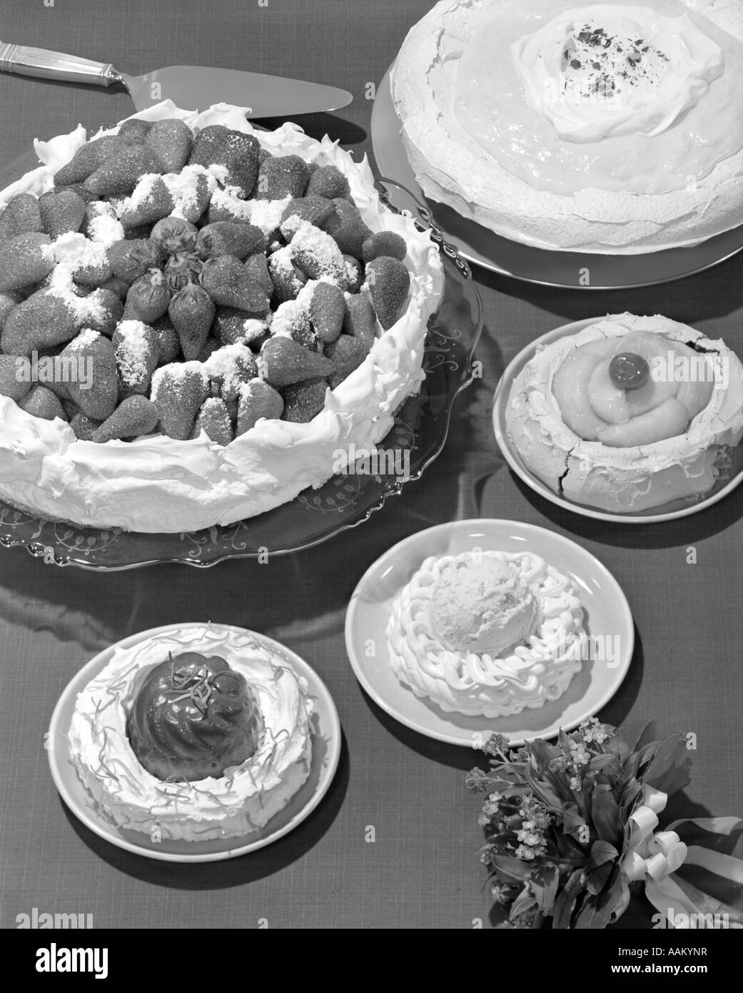 Années 1950 Les desserts gâteaux et tartes MERINGUES AUX FRAISES BONBONS Banque D'Images