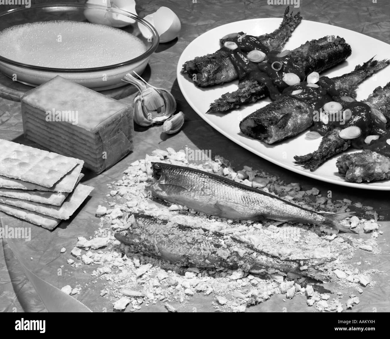 Années 1950 Le dîner du poisson frit, ROULÉE DANS DE LA FRITURE CHAPELURE À L'AIL Banque D'Images