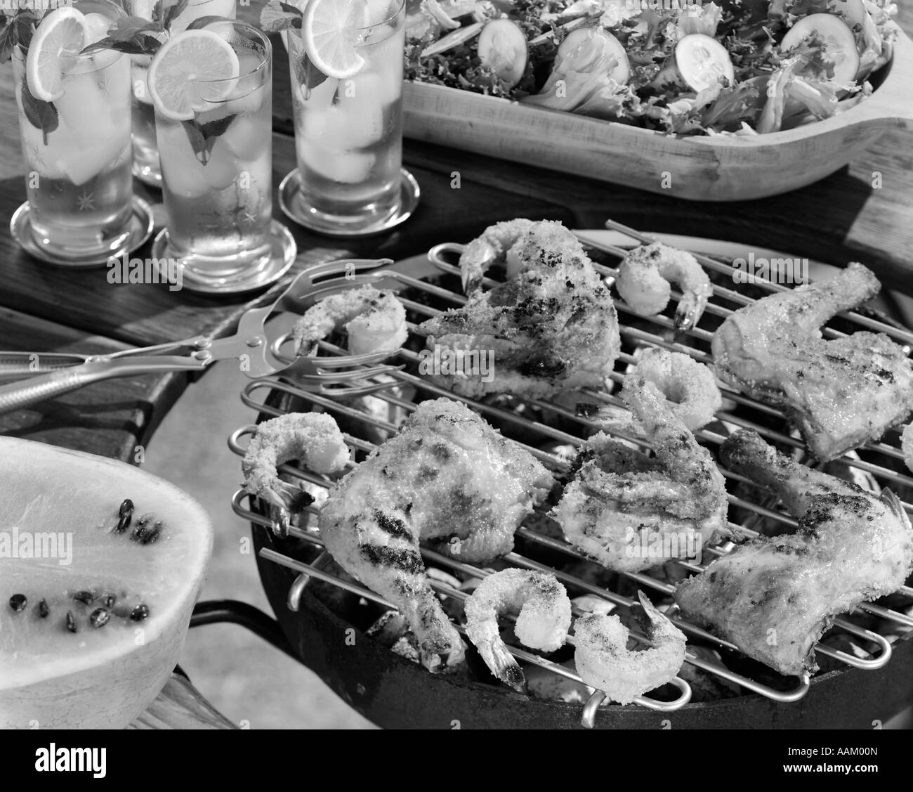 Le POULET ET LES CREVETTES SUR LE GRIL Banque D'Images