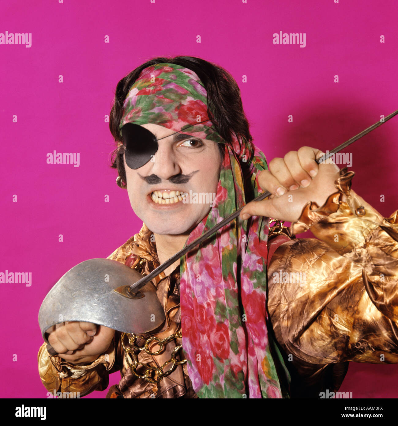 Caractère des années 70 dans l'homme tenant une épée PIRATE costume drôle de visage EXPRESSION MOUSTACHE grincer des dents Banque D'Images