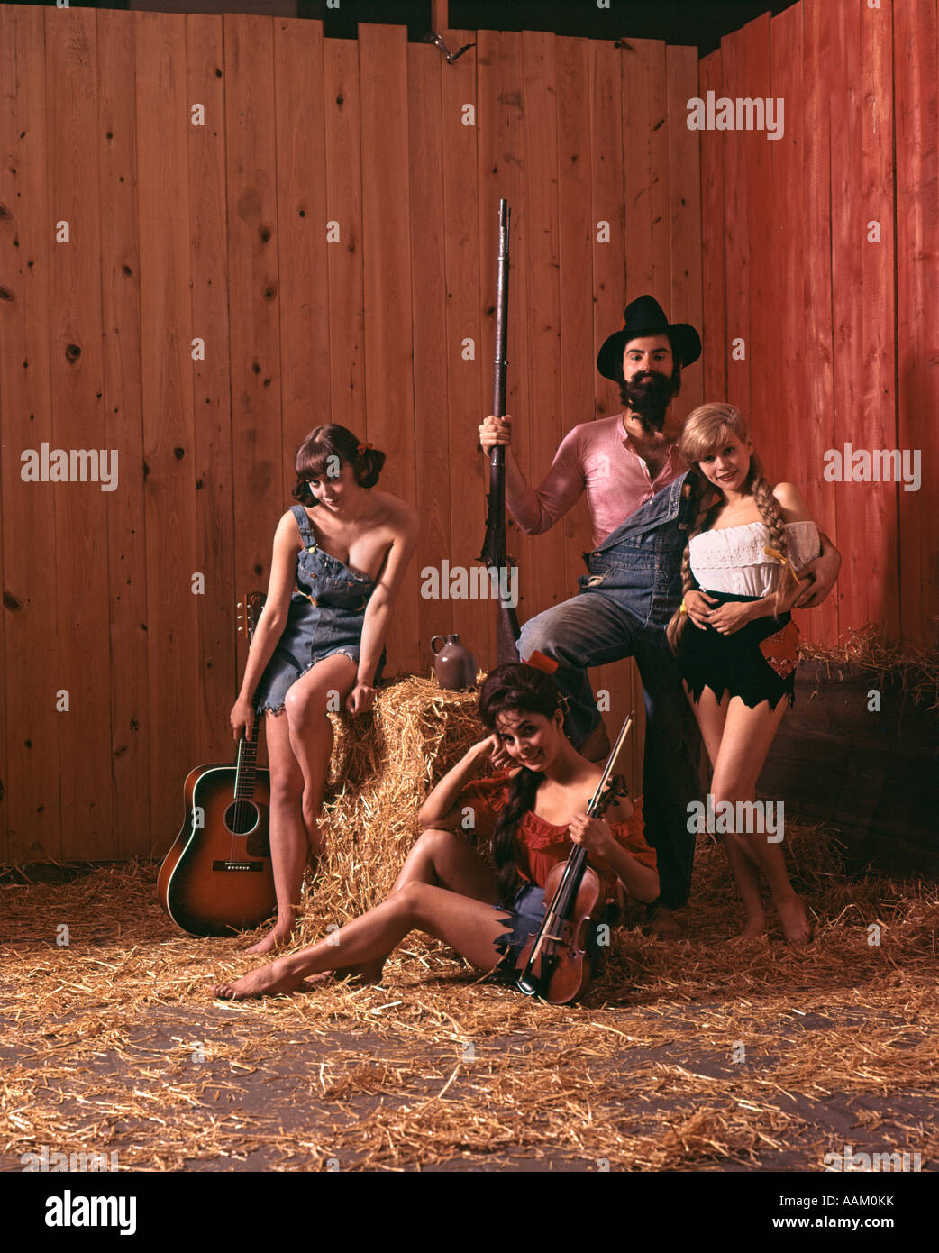 1970 personnes habillées comme les agriculteurs HILLBILLY Guitare Violon botte de RIFLE Banque D'Images