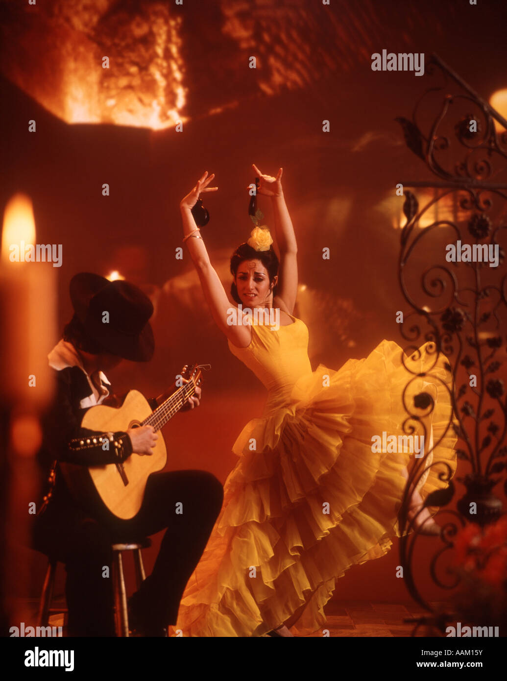 Seule femme danseuse de flamenco GUITAR MAN MUSICIEN ESPAGNOL LATIN SAUVAGE  ATTITUDE INTÉRIEURE ENSEMBLE RAPIDE MYSTÈRE ROMANCE Photo Stock - Alamy