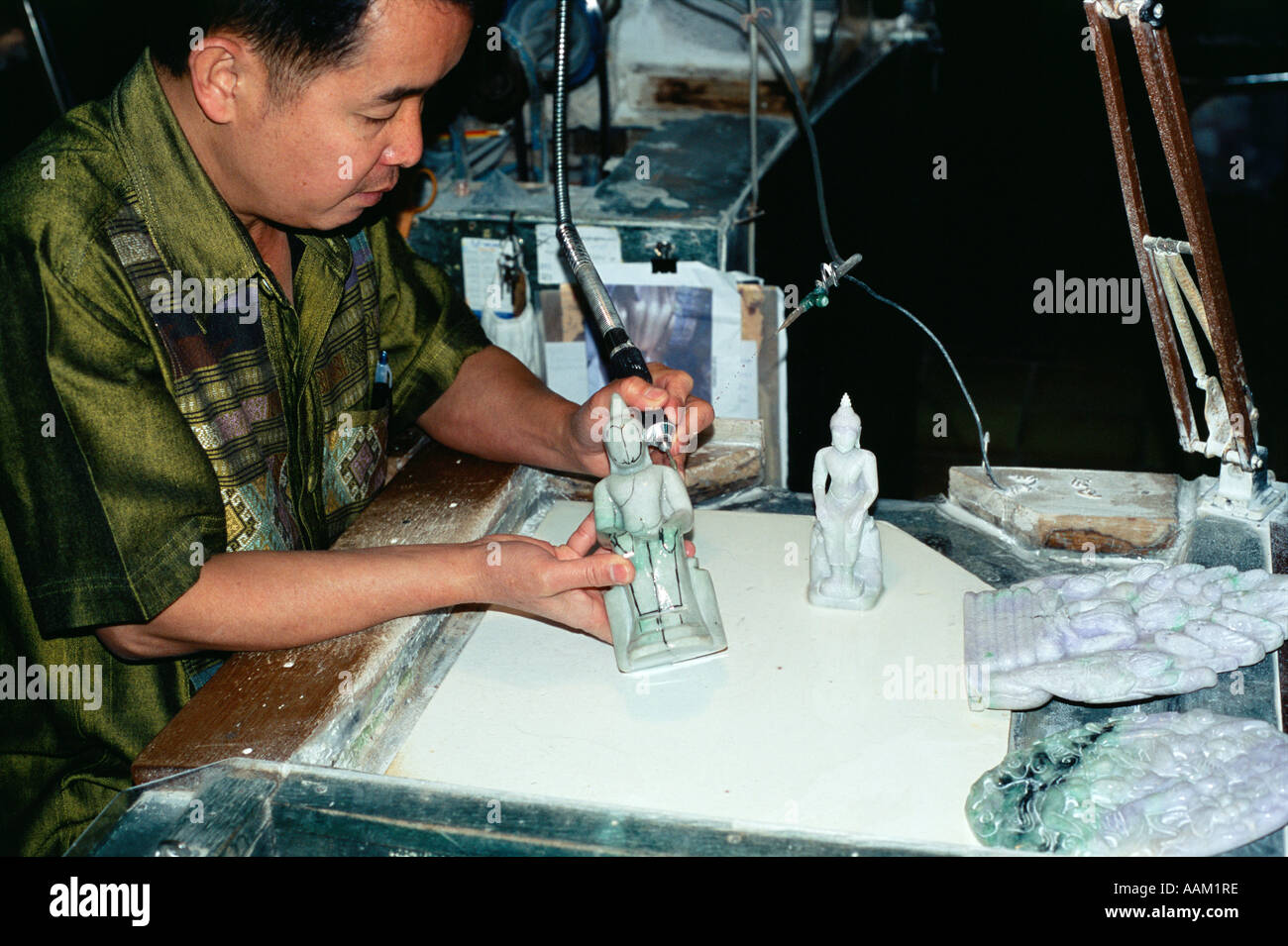 Sculpteur de pierre fabrique une figure de Bouddha de Jade, Chiang Mai, Thaïlande Banque D'Images