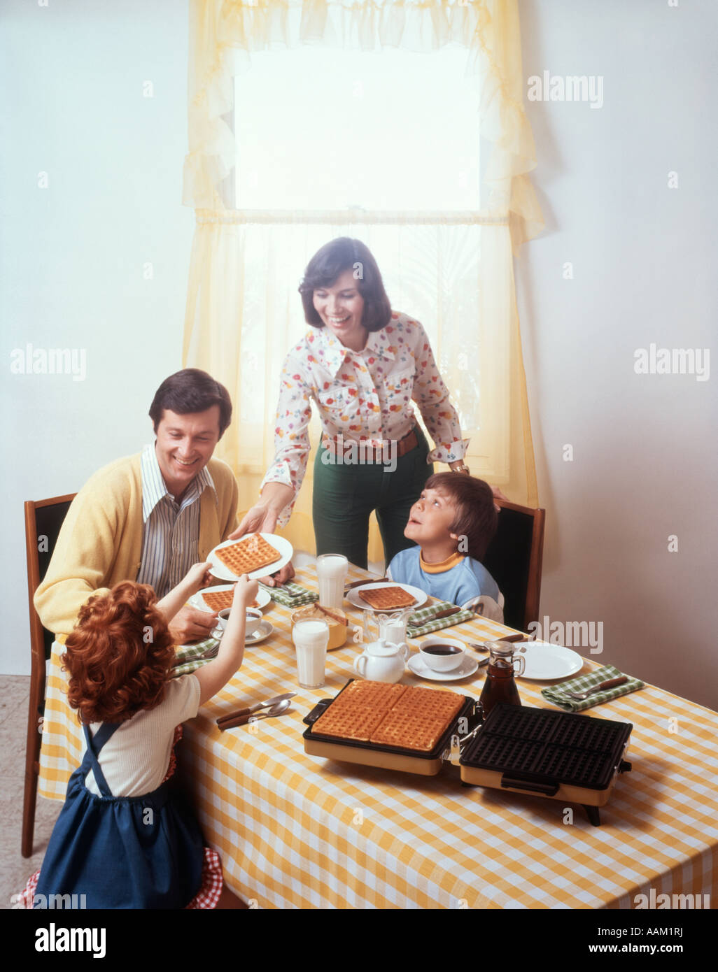 70 gaufres repas de famille CAFÉ AU LAIT SIROP DE TABLE AU PETIT DÉJEUNER Banque D'Images