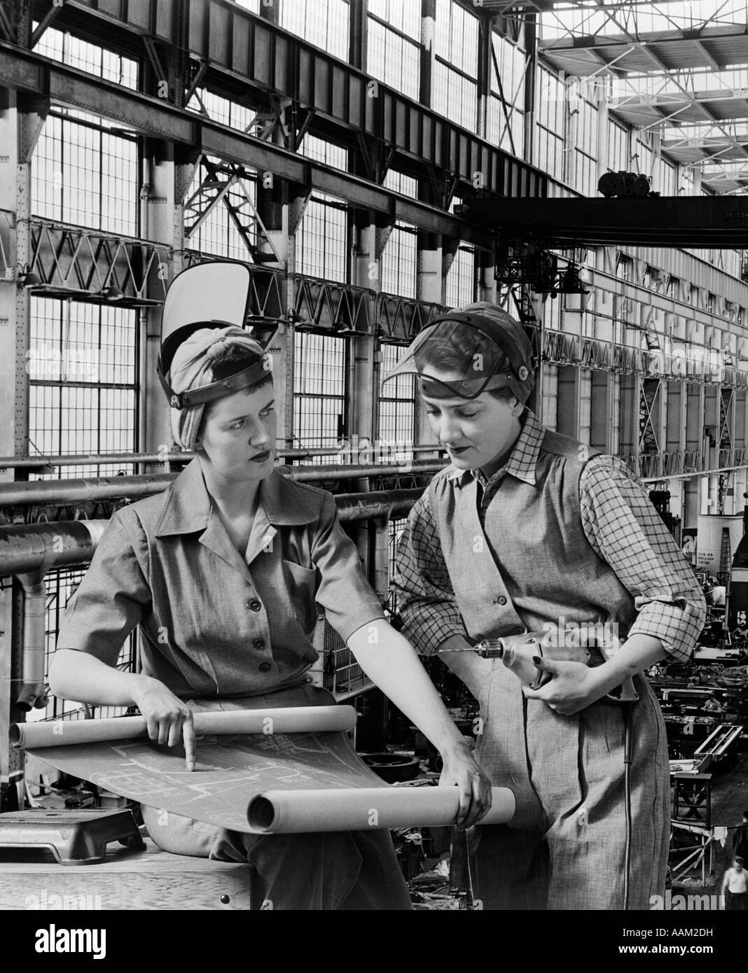 Les travailleurs de l'industrie des années 1940, LES PLANS DE GUERRE DE LA DEUXIÈME GUERRE MONDIALE DES FEMMES FEMME TRAVAILLEUR USINE WORLD WAR 2 WW2 Banque D'Images