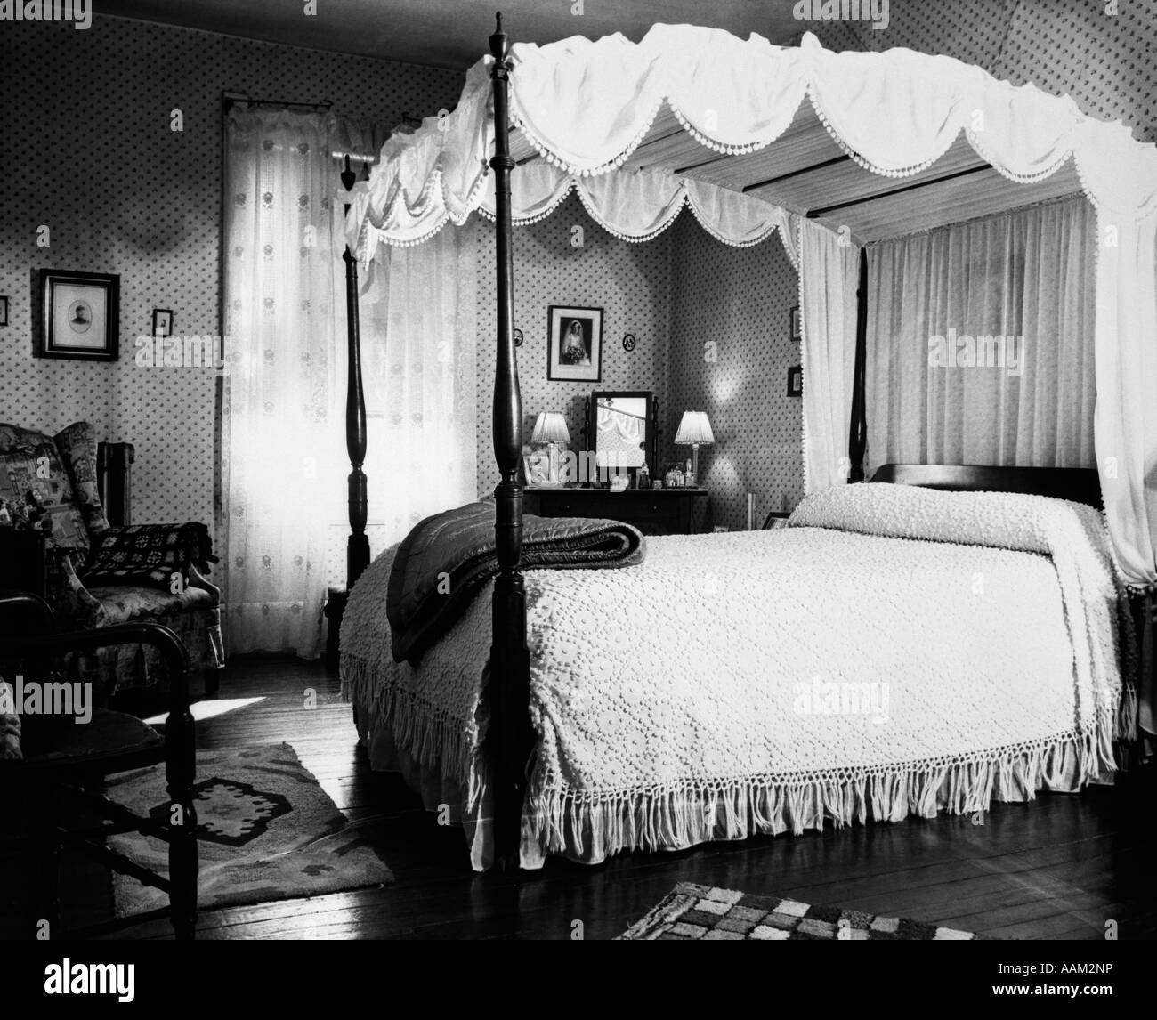 1940 Chambre avec lit à baldaquin et couvre-lit en chenille Banque D'Images
