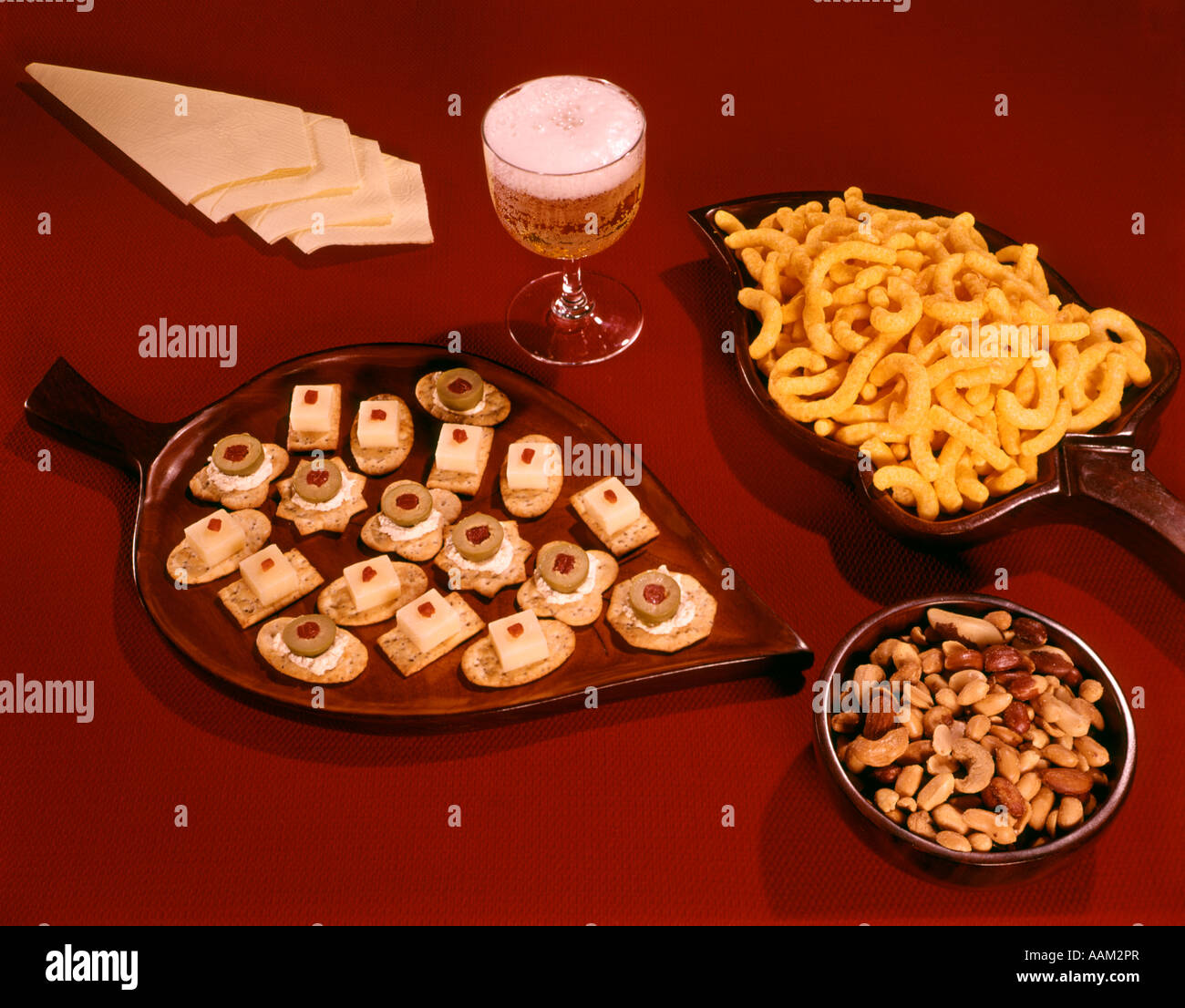 Années 1950 Années 1960 CANAPÉS COLLATIONS VERRE DE BIÈRE SERVIETTES Banque D'Images