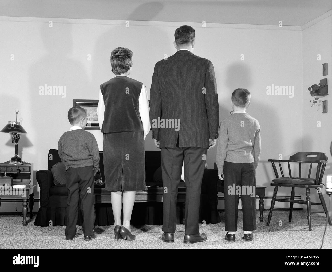 1960 RETOUR AFFICHER LA FAMILLE DE QUATRE DANS LA SALLE DE SÉJOUR Mère Père deux garçons Banque D'Images