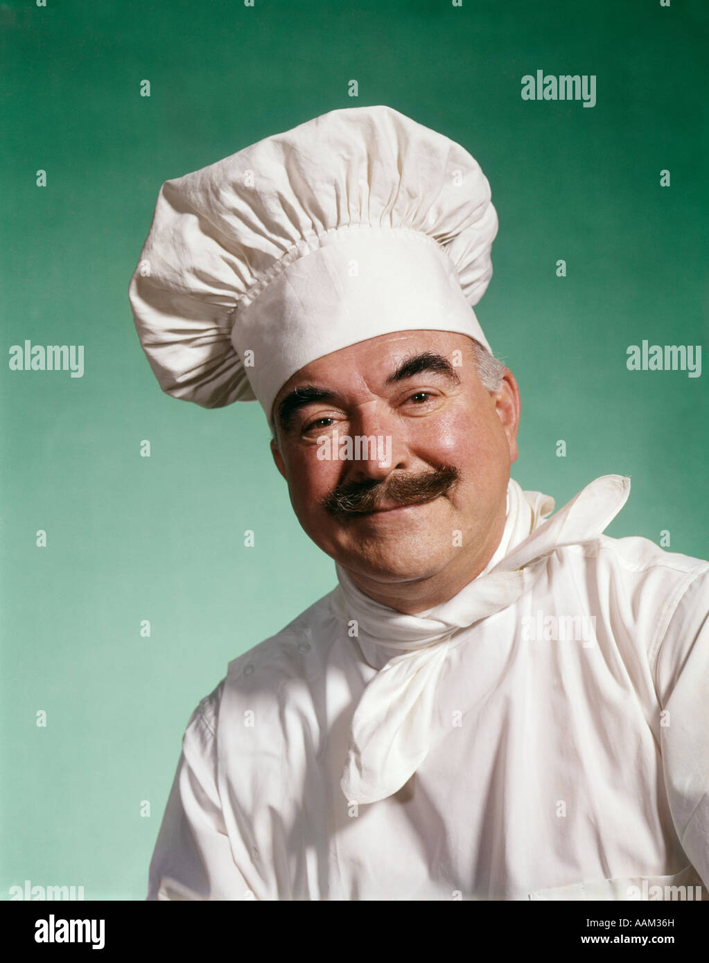 1960 MAN WEARING HAT CHEF TOQUE UNIFORME blouse blanche Photo Stock - Alamy