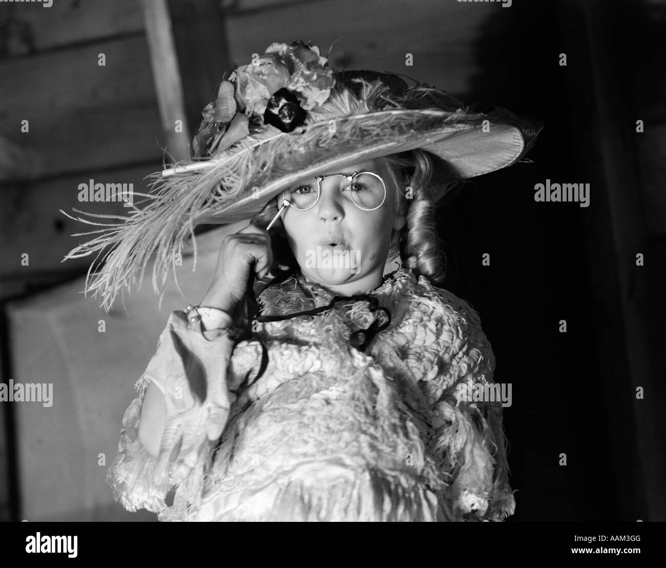 1950 GIRL JOUER DRESS UP DANS SON CHAPEAU VÊTEMENTS LUNETTES LUNETTES DE JEU DE RÔLE DE L'expression faciale ÂGE LE VIEILLISSEMENT Banque D'Images