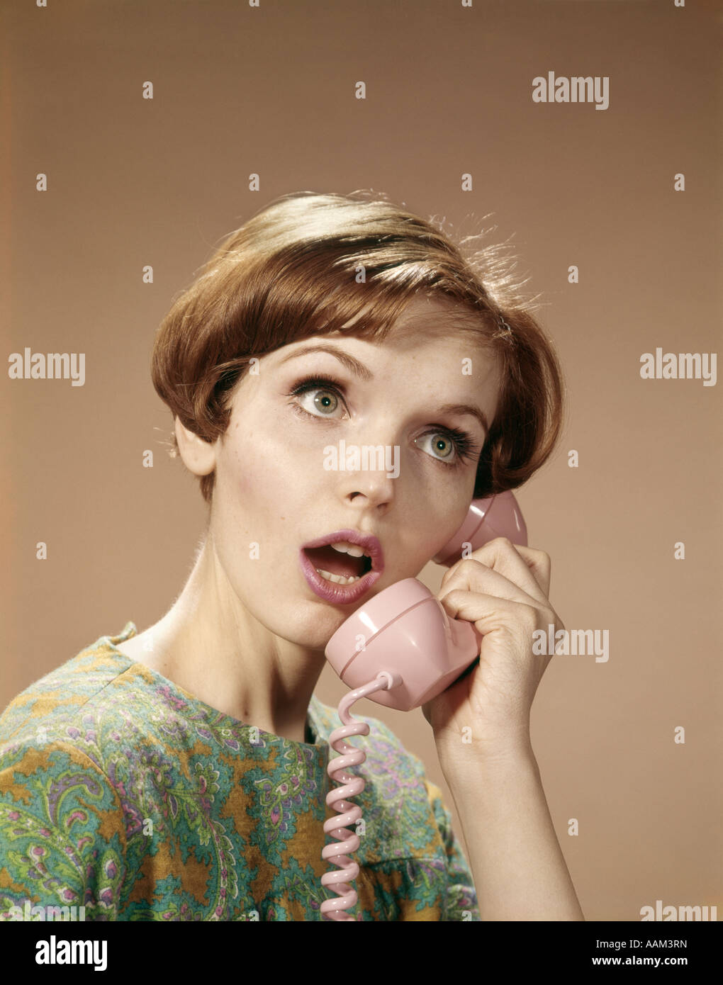 1960 FEMME SURPRIS DE L'EXPRESSION téléphone rose Banque D'Images