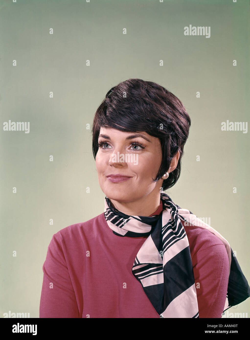 1960 Portrait de femme d'affaires foulard brun Cheveux courts Banque D'Images