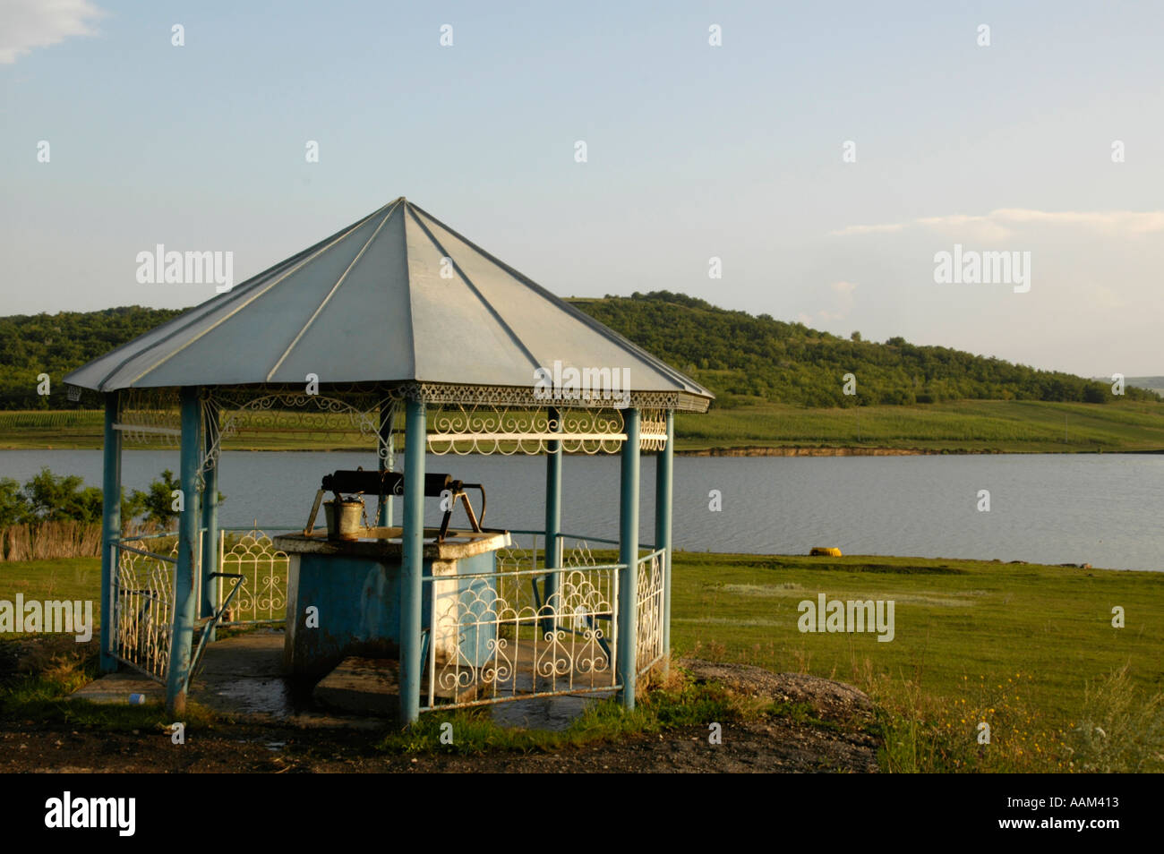 Puits d'eau Lac de la Moldova Banque D'Images