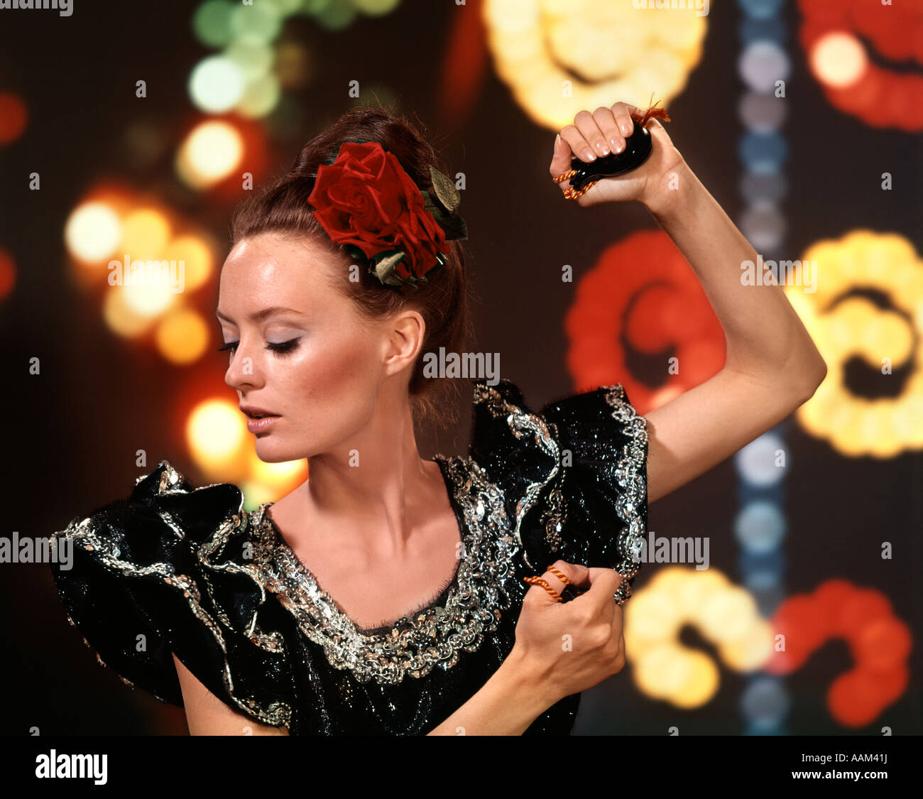 1970 FIER JEUNE FEMME LATINE ESPAGNOLE CASTAGNETTES danseuse de flamenco avec INSTRUMENT DE MUSIQUE Banque D'Images