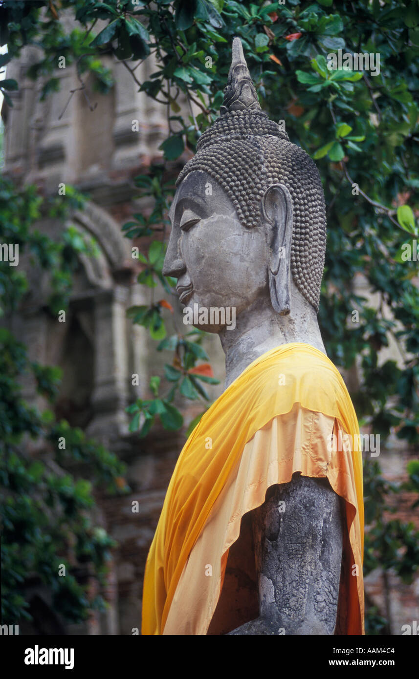 Bouddha en pierre au Wat Mahathat construit en 1374 AD par le roi Boromaraja AYUTTHAYA THAÏLANDE Banque D'Images