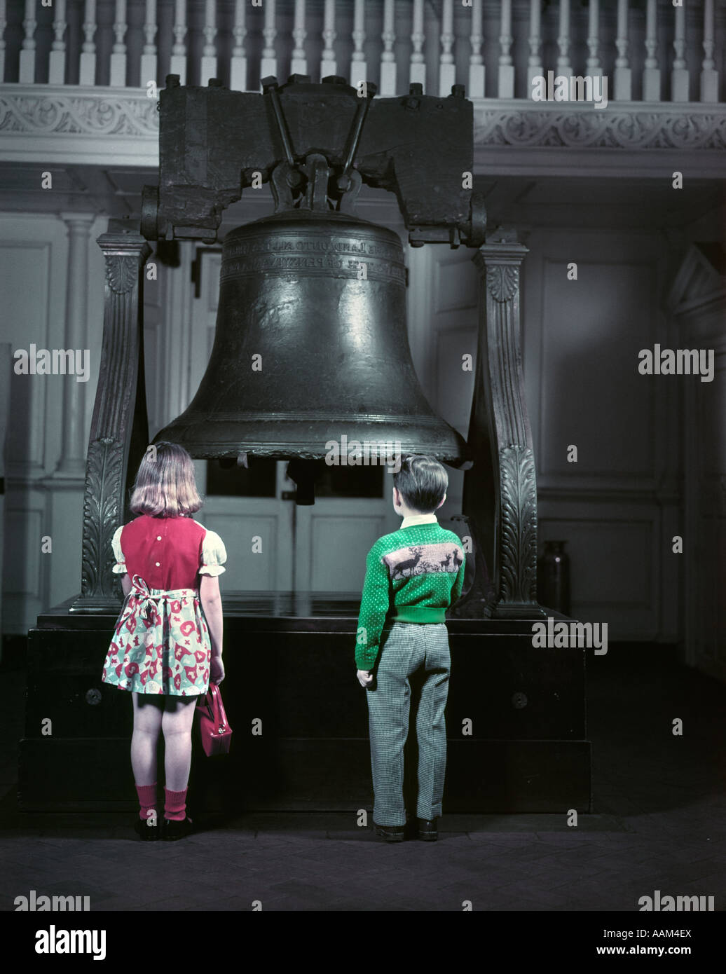 Années 50, DEUX JEUNES ENFANTS Fille Garçon PULL ROBE ROUGE VERT DEVANT LIBERTY BELL QUAND ENCORE SITUÉ À L'INTÉRIEUR DE L'INDEPENDENCE HALL Banque D'Images