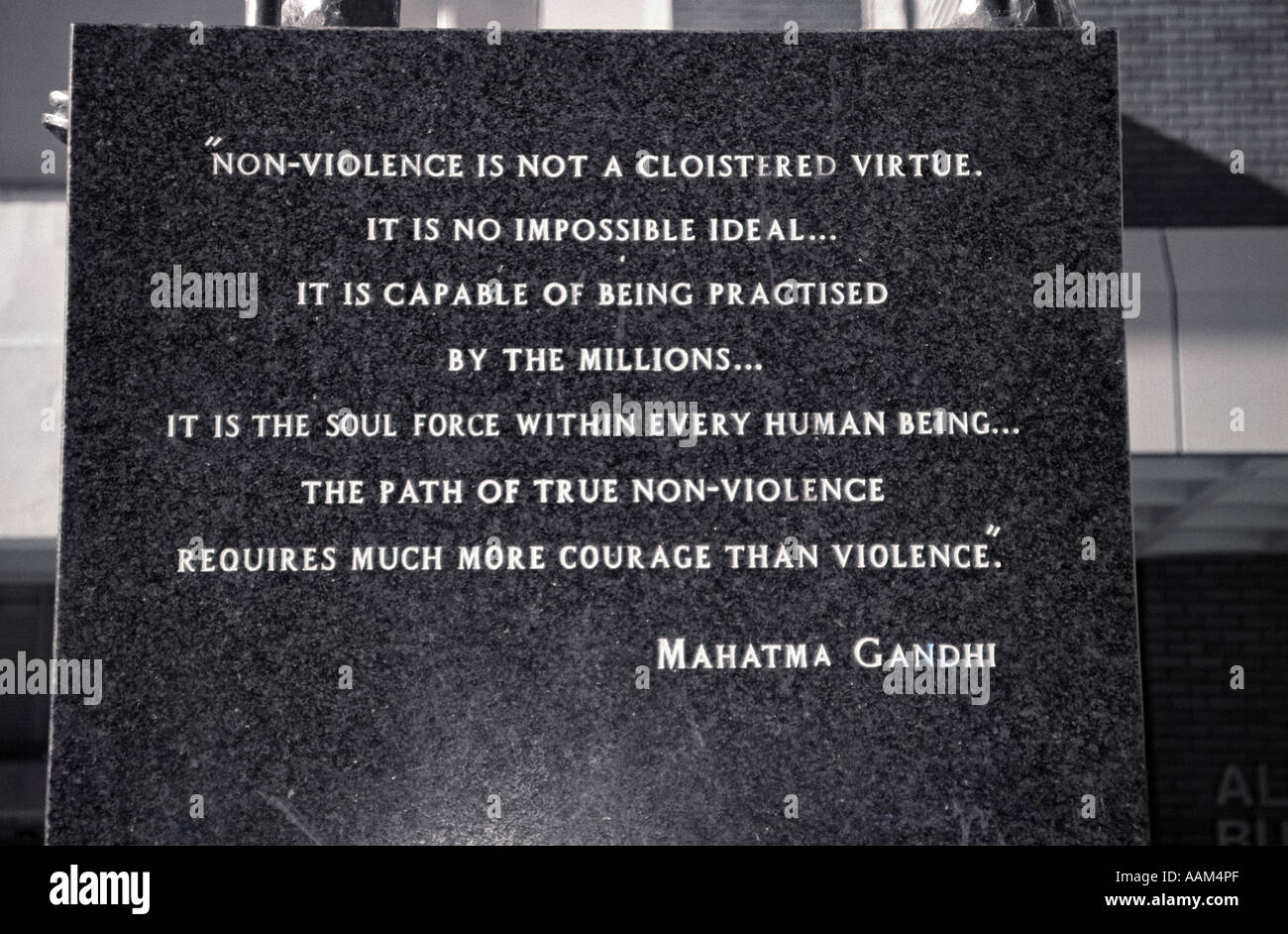 Inscription Statue en noir et blanc le Mahatma Gandhi Pietermaritzburg Afrique du Sud Banque D'Images