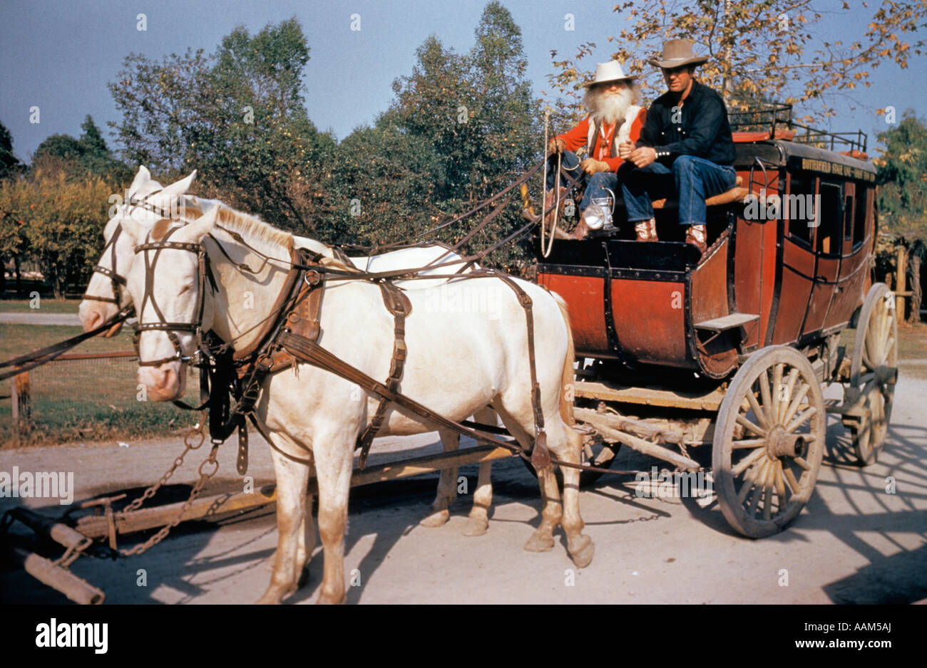 Ancien relais de diligences BUTTERFIELD Knotts Berry Farm EN CALIFORNIE DEUX MULES BLANC TIREZ DU FAISCEAU DE L'ÉQUIPE RED WAGON DRIVER & COWBOY Banque D'Images