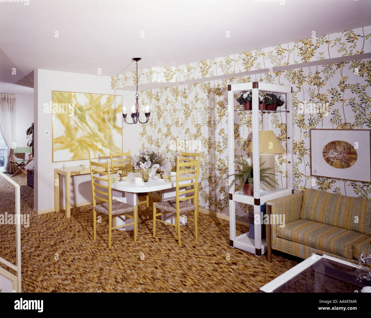 1970 1970 SALON SALLE À MANGER TABLE À MANGER CHAISES JAUNE FOND D'IMPRESSION STRIPE TAPIS DE TABLE DÉCORATION RETRO Banque D'Images