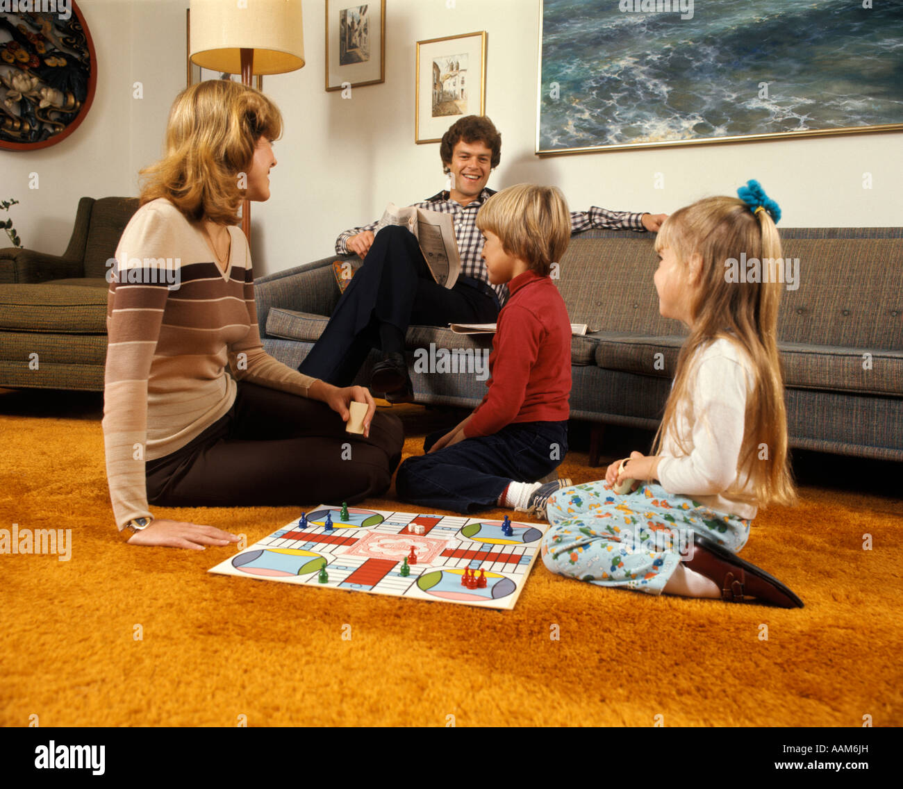 1970 1970 MÈRE PÈRE DE FAMILLE JEU DE FILLE DE GARÇON TAPIS SALON RETRO PARCHESSI ACTIVITÉ FAMILLES Jeux de société Banque D'Images