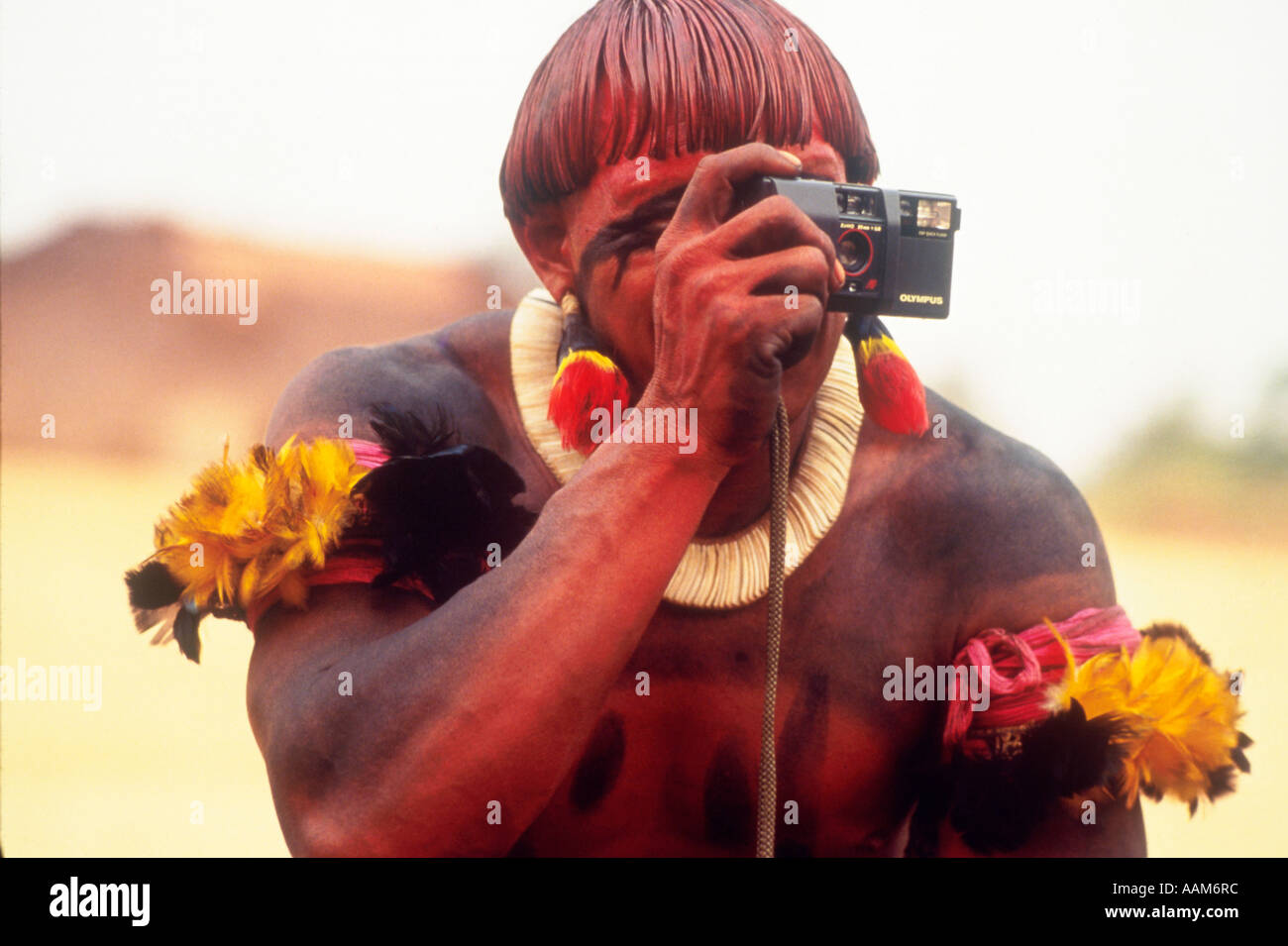 Amazon Xingu Brésil Yaulapiti les populations autochtones Les Autochtones avec l'appareil photo Banque D'Images