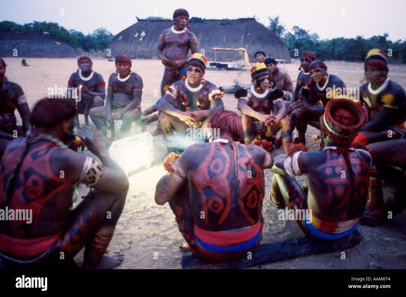 Amazon Xingu Brésil Yaulapiti les populations autochtones séance solar powered lampe électrique peinture sur corps Banque D'Images