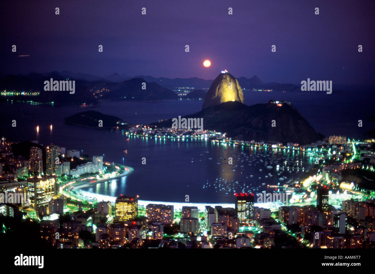 Pain de sucre et d'entrée d'Botafogo Rio de Janeiro skyline at night avec lune Brésil Banque D'Images