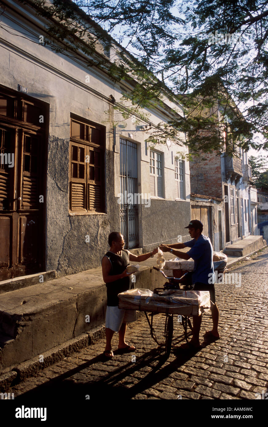 Suburbian région de Rio de Janeiro Brésil Homme Vente de pain et des bonbons de maison en maison Banque D'Images