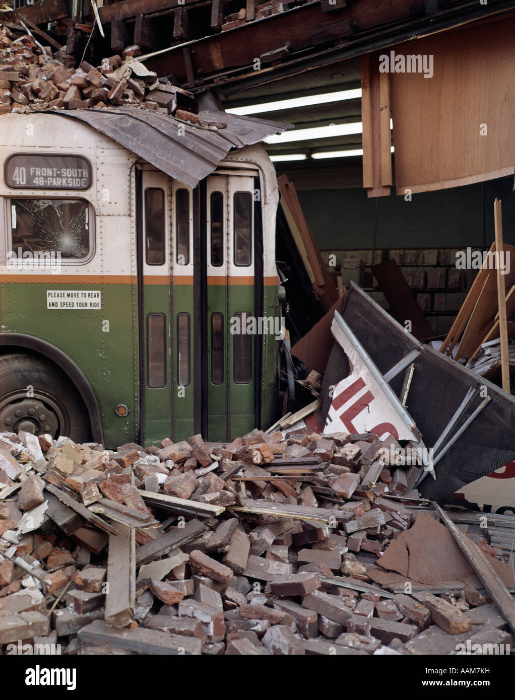 1960 1960 ACCIDENT D'AUTOBUS DE TRANSPORT EN COMMUN BUS A EXÉCUTER DANS LE CÔTÉ DU BÂTIMENT DE L'ASSURANCE DE DOMMAGES DE COLLISION RETRO Banque D'Images