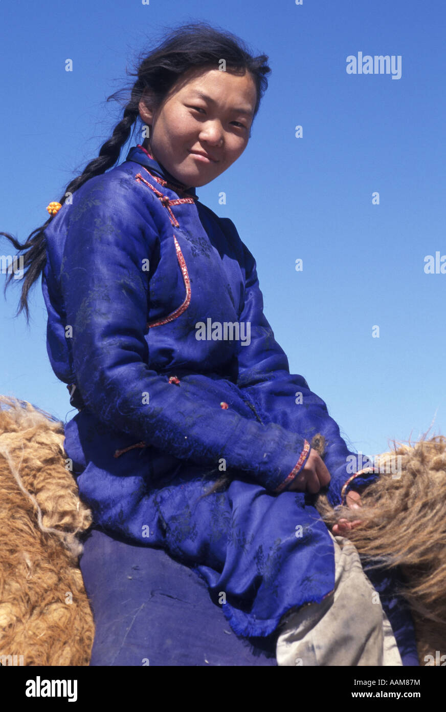 Désert de Gobi MONGOLIE PORTRAIT DE FEMME SUR CAMEL Banque D'Images