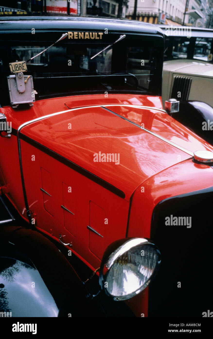 Des années 1970, LE CAPOT ET LE PARE-BRISE ROUGE ET NOIR VINTAGE ANTIQUE CLASSIQUE PARIS FRANCE RENAULT TAXI EN PLEIN AIR DE PROJECTEUR Banque D'Images