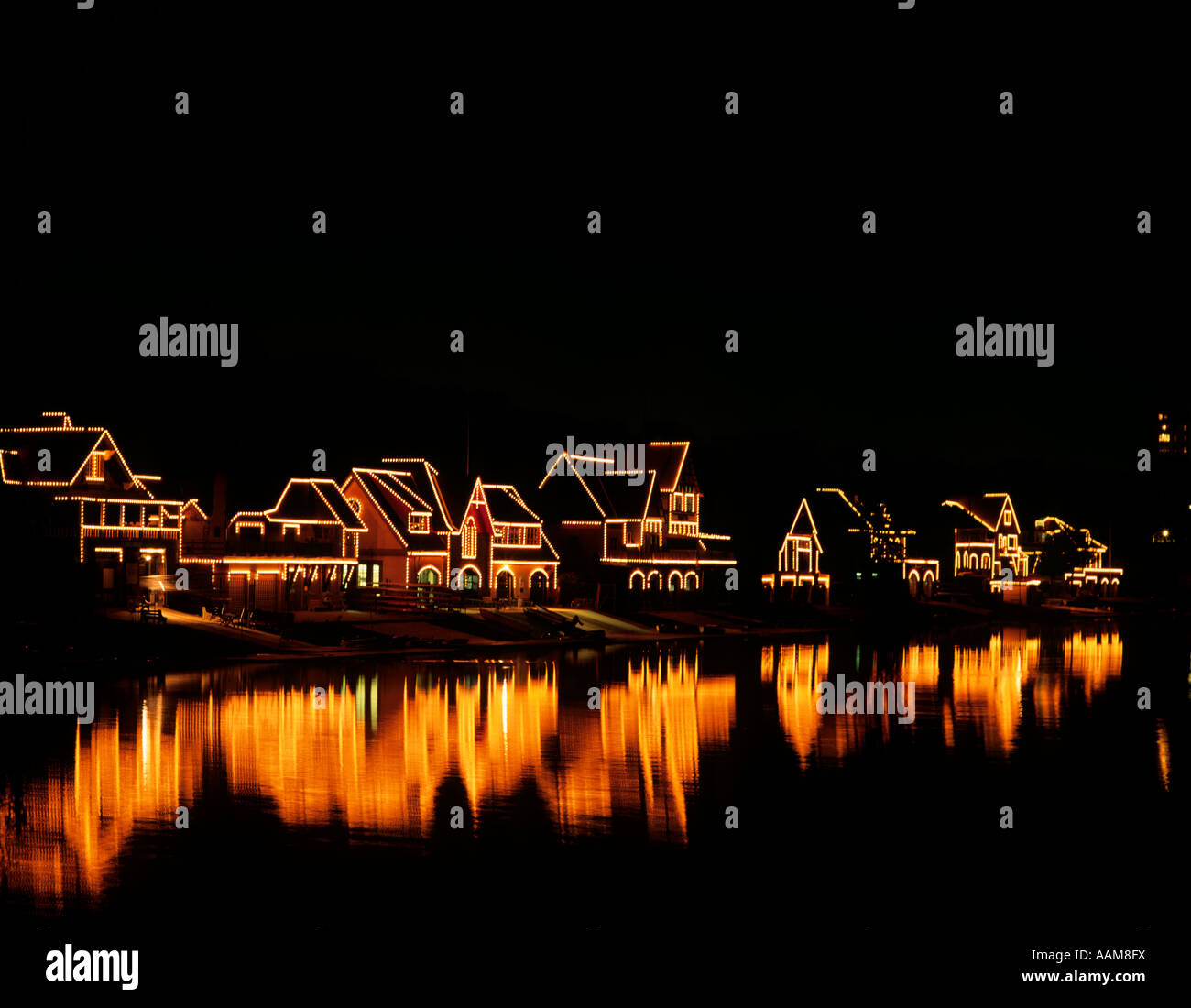 PHILADELPHIA PENNSYLVANIA BOATHOUSE ROW LIT UP AT NIGHT Banque D'Images
