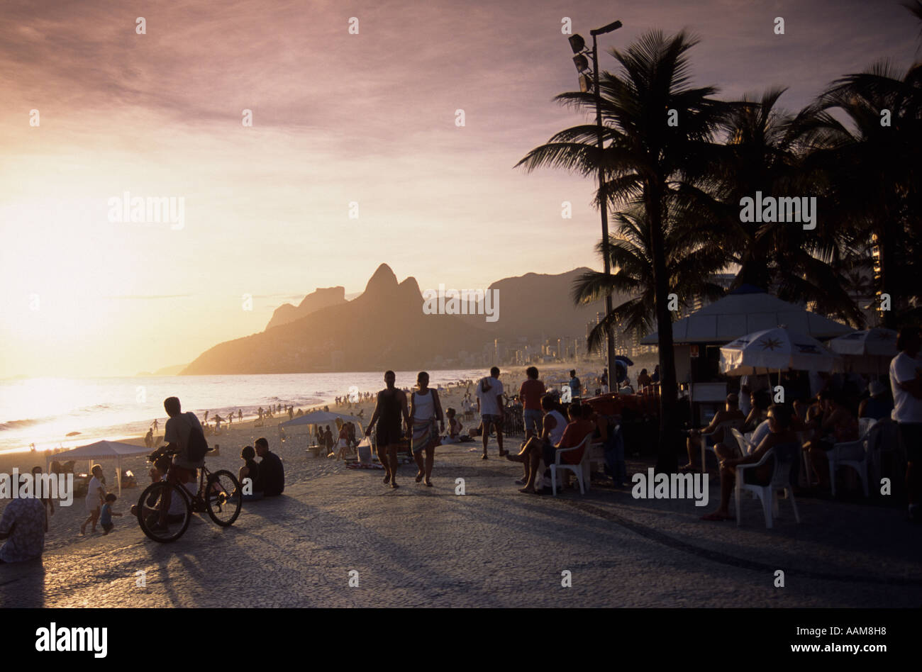 Coucher du soleil à la plage d'Ipanema Rio de Janeiro Brésil Personnes bénéficiant de temps libre à Ipanema calçadão Banque D'Images