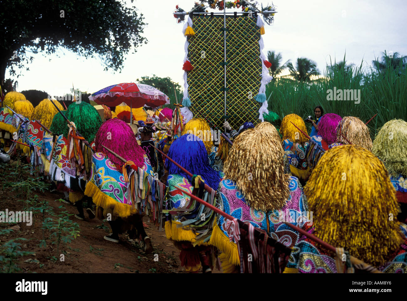 Maracatu Rural groupe de personnes dansant au carnaval au son d'un groupe de percussion Brésil Banque D'Images
