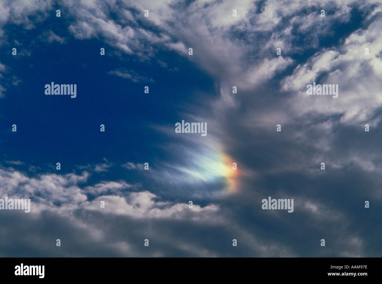 Beau ciel bleu avec un trou figurant parmi les nuages Banque D'Images