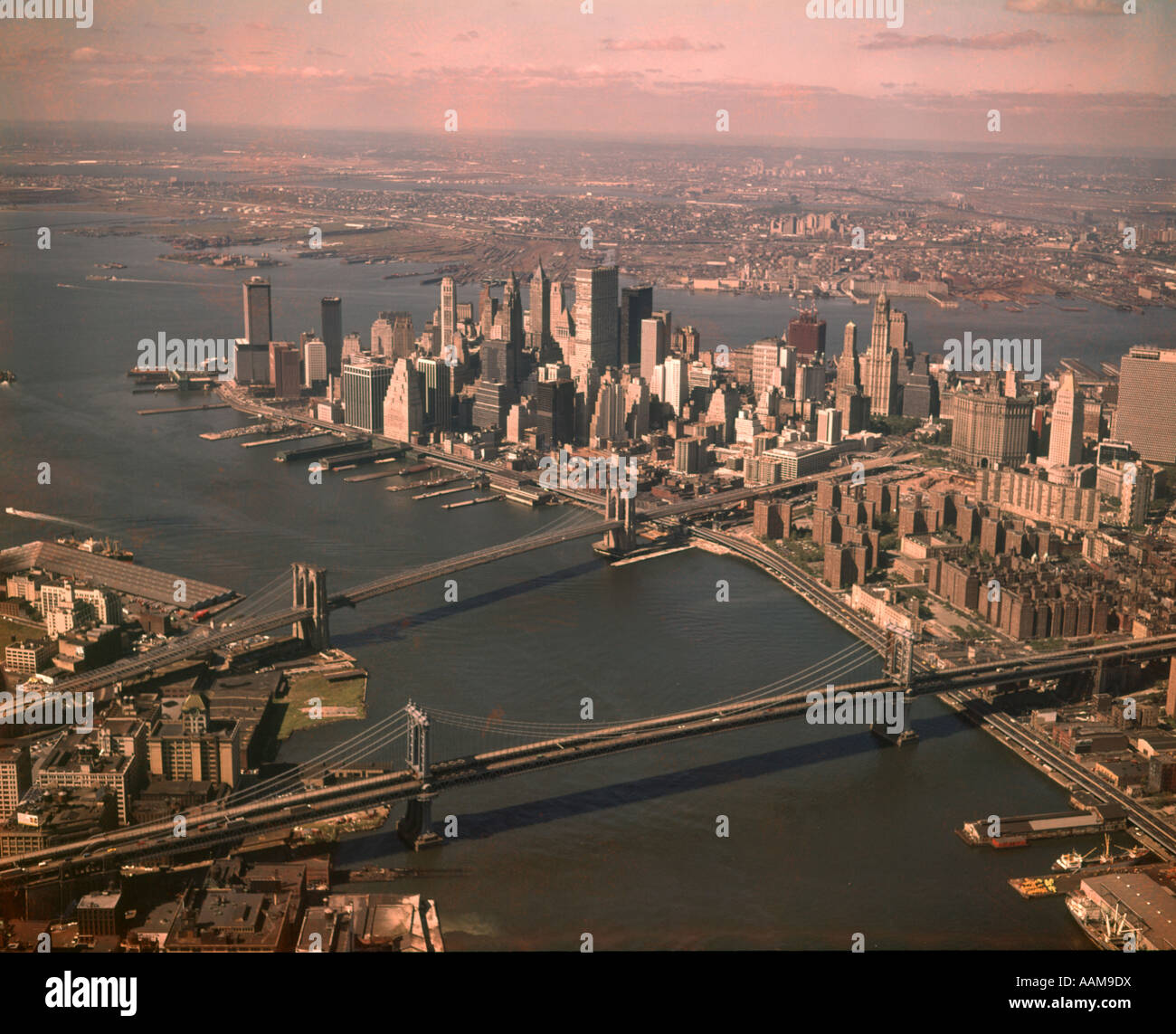 Antenne 1970 Centre-ville de Manhattan à Brooklyn et Manhattan Bridge DU WORLD TRADE CENTER EN CONSTRUCTION RETRO Banque D'Images