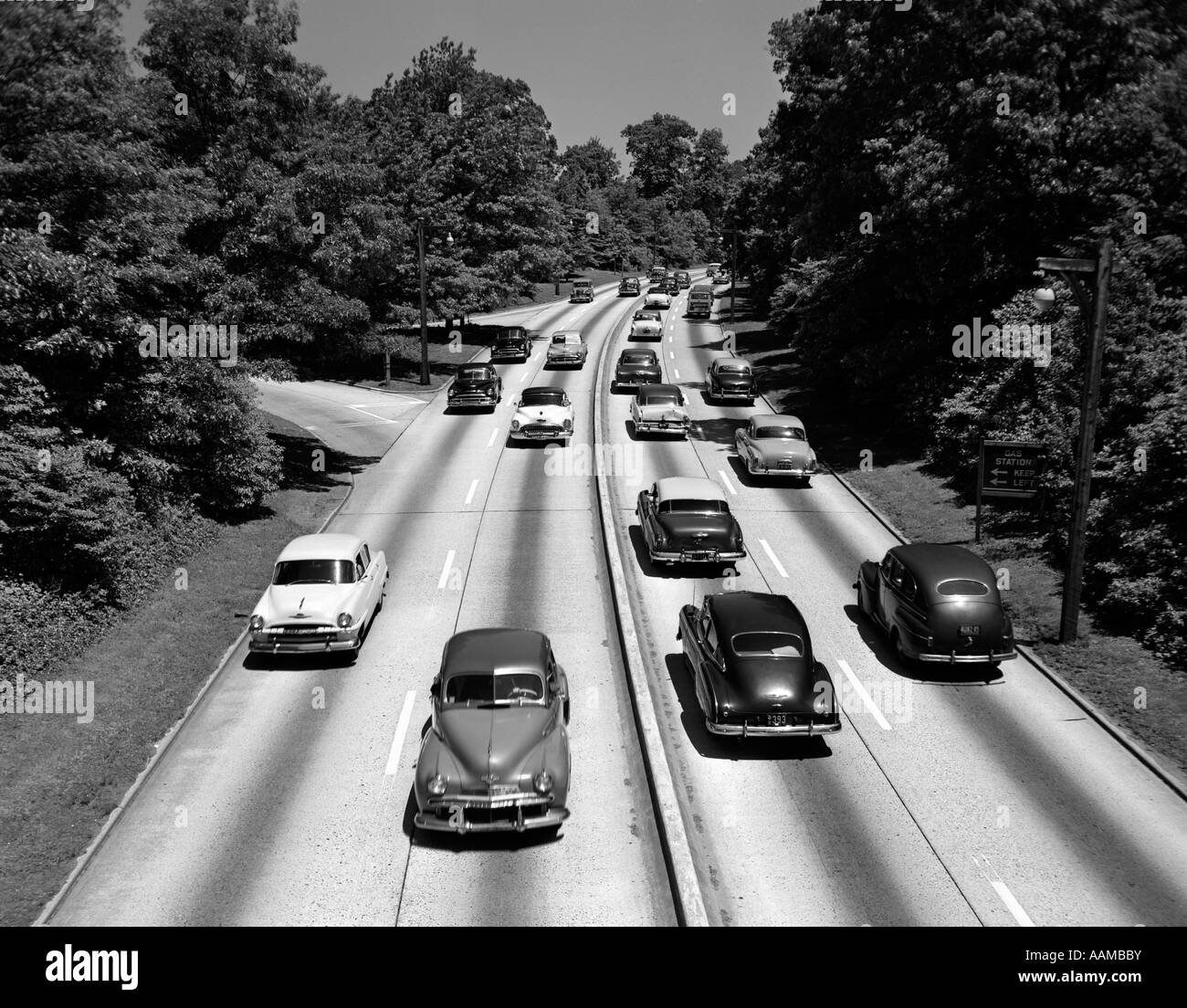 Années 1950 LA ROUTE DE L'AUTOMOBILE SUR LA VILLE DE NEW YORK GRAND CENTRAL PARKWAY EN DIRECTION EST À PARTIR DE 188 TH STREET VIADUC Banque D'Images