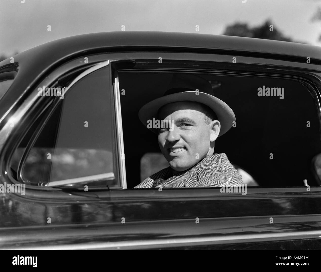 1950 Voiture de l'homme sourire sourire Banque D'Images