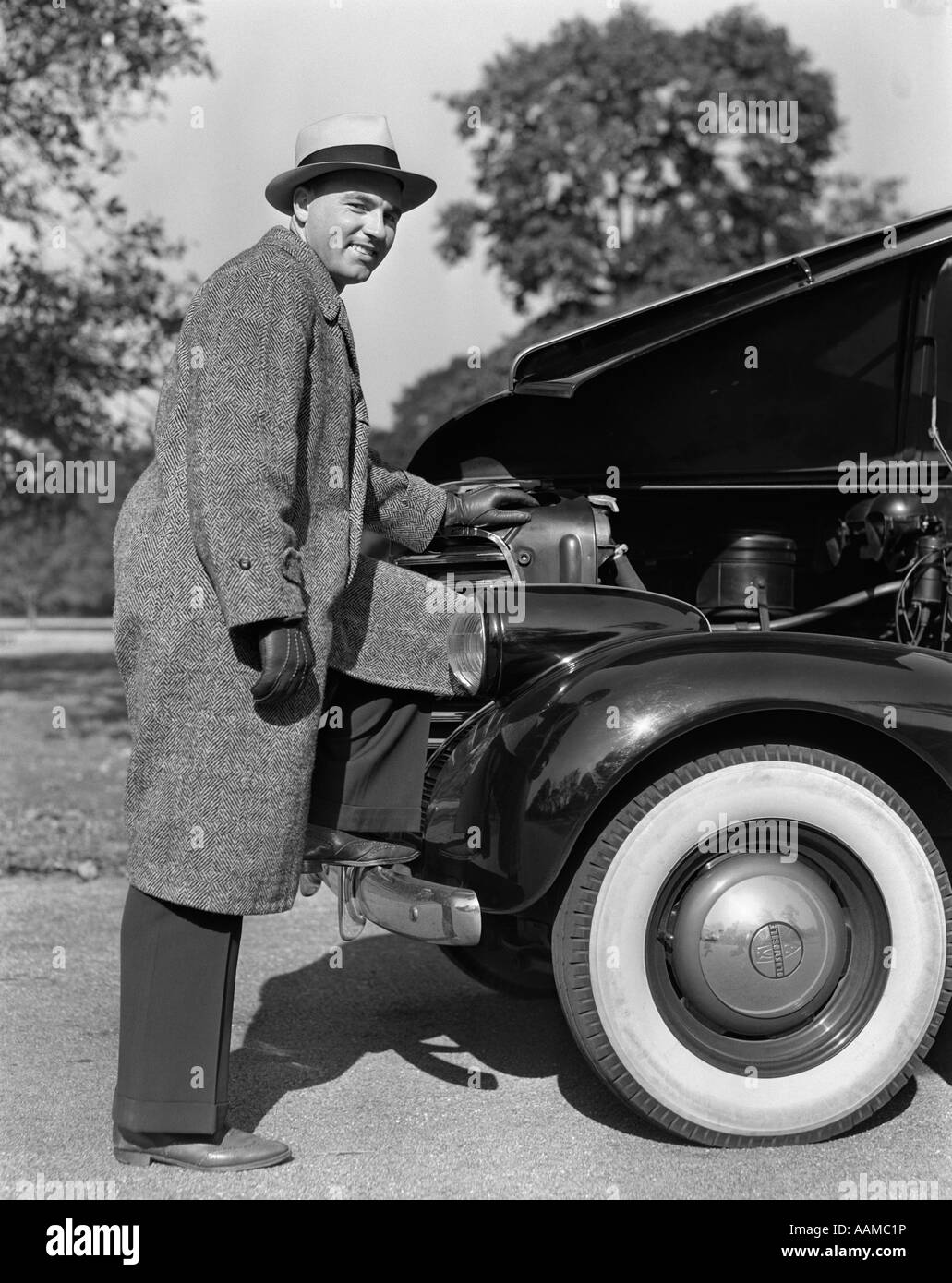 1939 1940 MOTEUR VOITURE HOMME FIERTÉ RÉSURRECTION HAT Banque D'Images