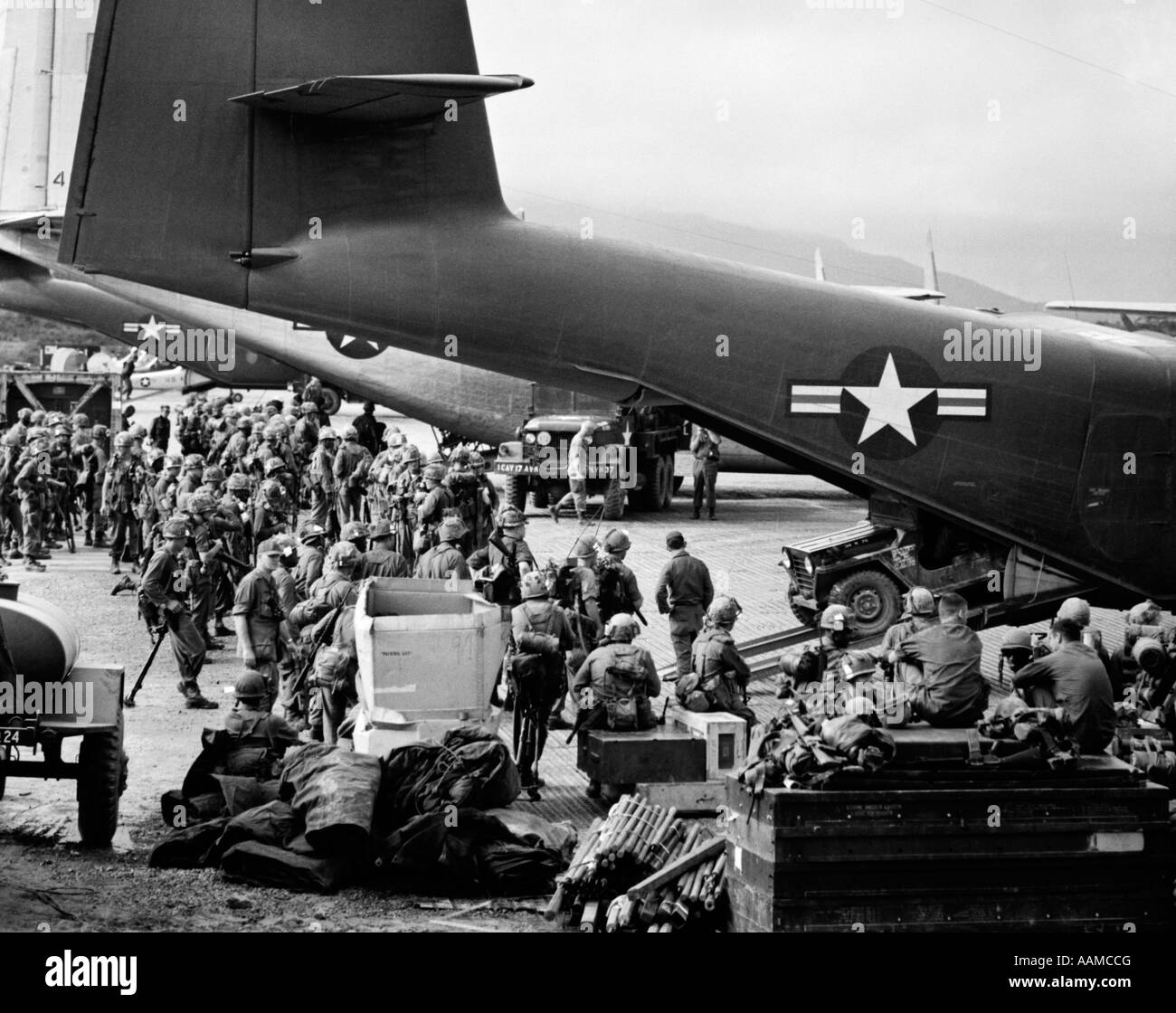 1960 Personnel militaire se sont réunis sous la queue des avions en attente d'être transporté par avion AÉRODROME POUR L'OPÉRATION SPÉCIALE AU VIETNAM Banque D'Images