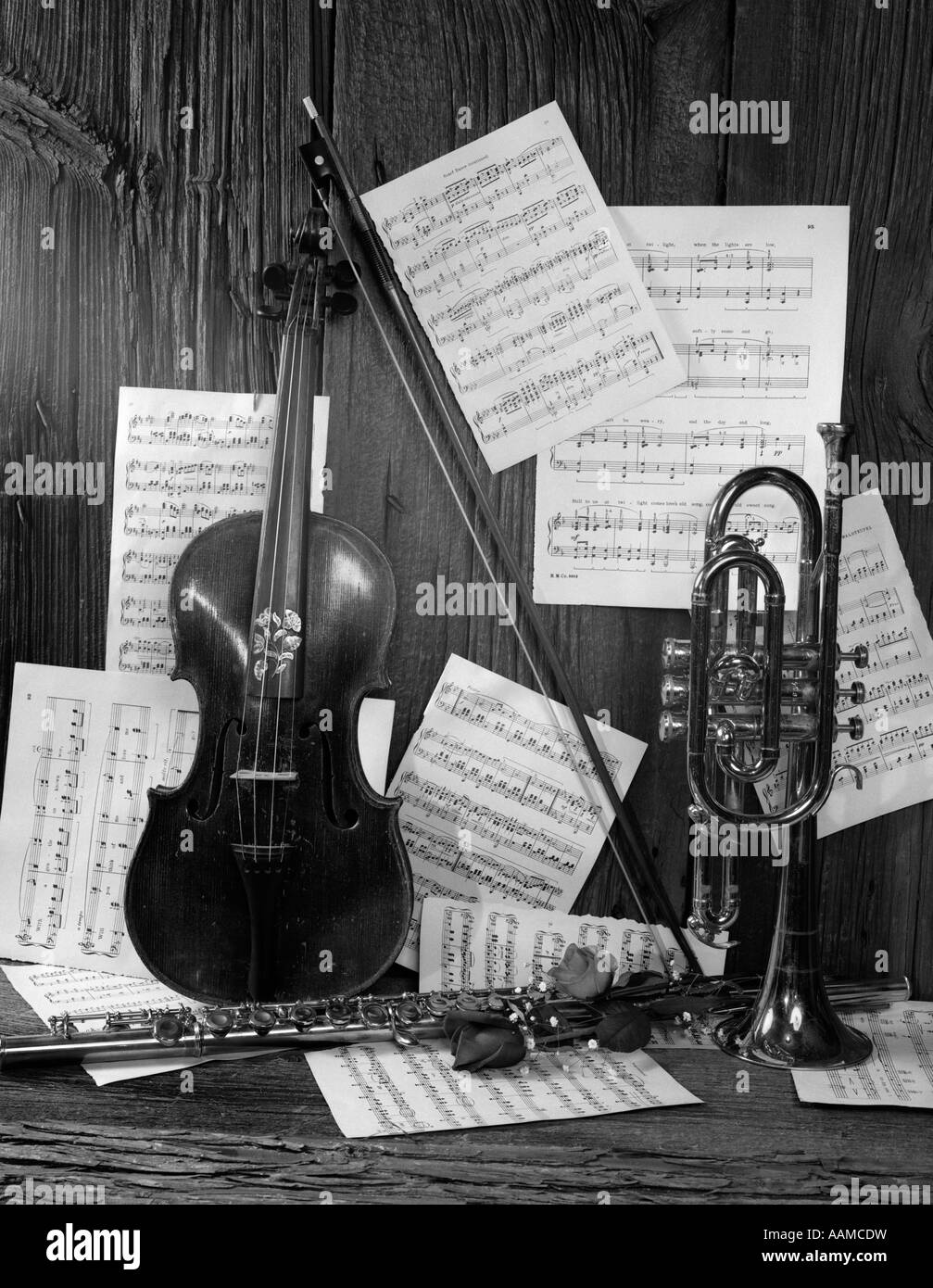 STILL LIFE DE VIOLON TROMPETTE FLÛTE & ROSES SUR FOND DE BOIS & Sheet Music Banque D'Images