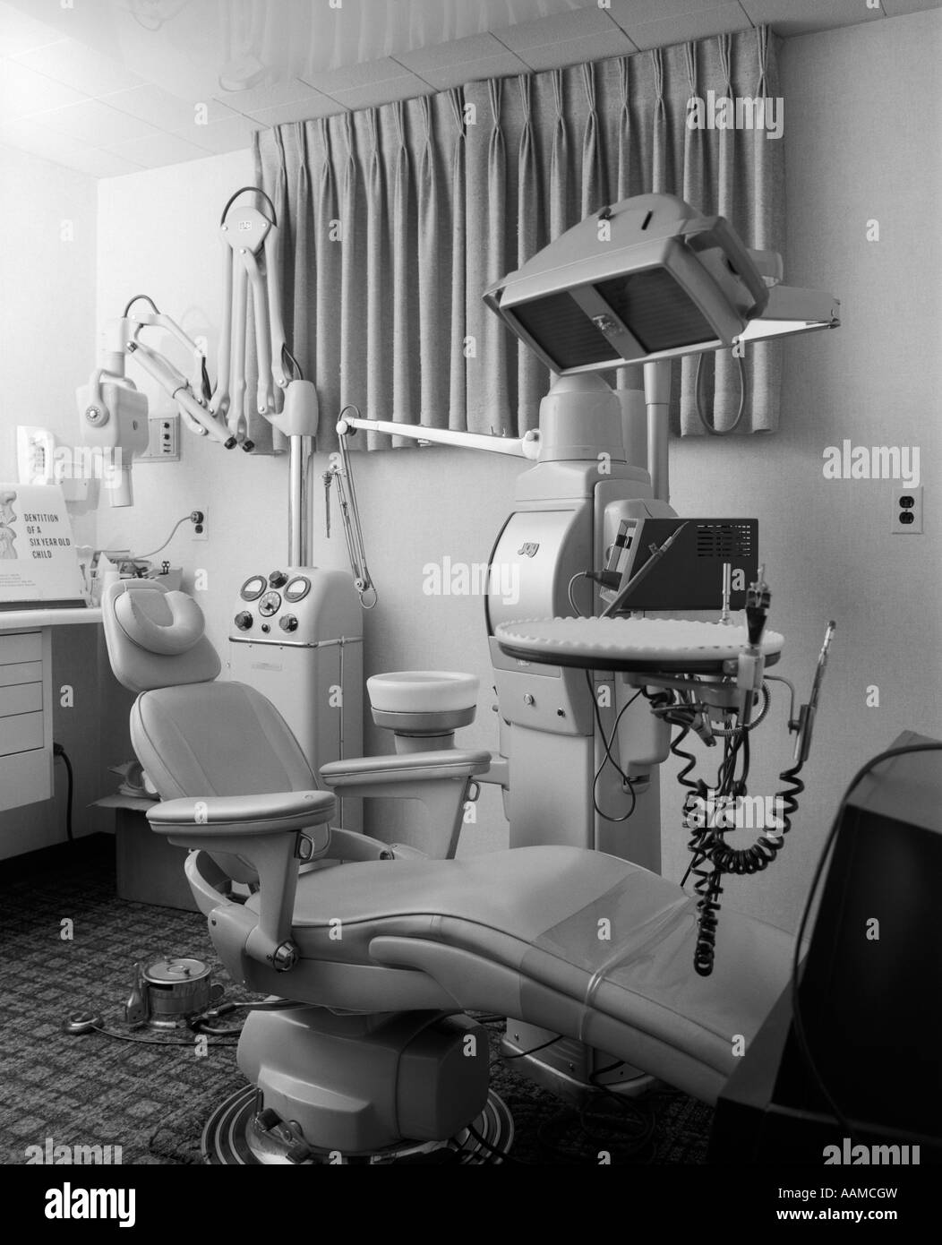 1970 INTÉRIEUR DE BUREAU DE DENTISTE MONTRANT FAUTEUIL DENTAIRE ET DE L'ÉQUIPEMENT Banque D'Images