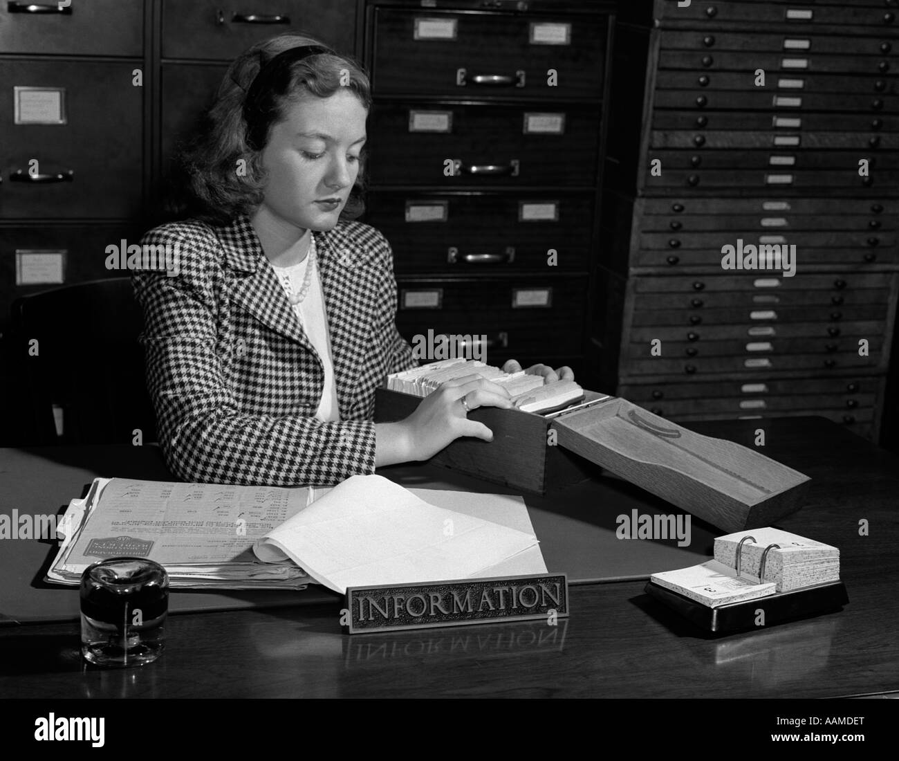 1940 WOMAN INFORMATIONS FICHIER Secrétaire réceptionniste Banque D'Images