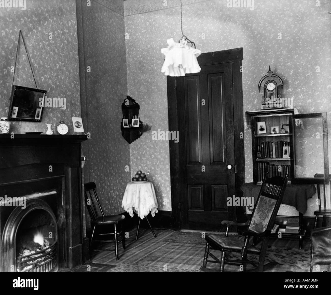 1890 DÉBUT DU SIÈCLE POUR CHAMBRE D'étudiant diplômé avec rocking chair & CHEMINÉE Banque D'Images
